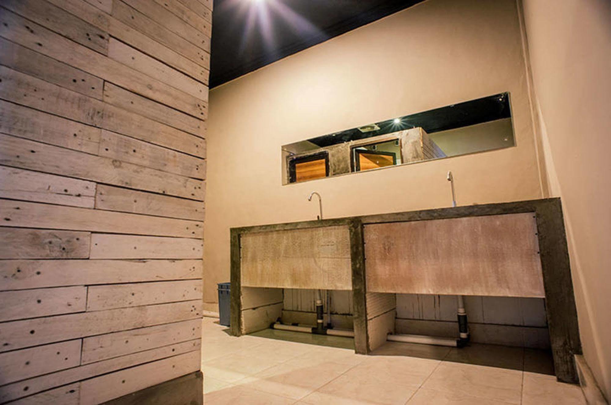Bedplus Backpacker Kuta Legian Exterior foto